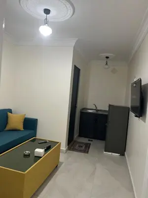 a living room with a couch and a table at الحمد للاجنحة الفندقية in Aqaba
