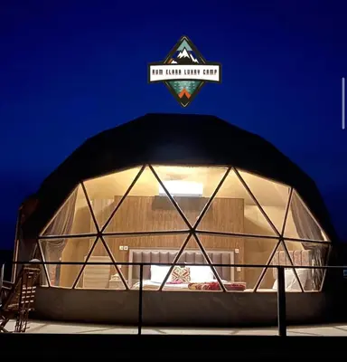a building with a sign that reads hit dont want out at RUM ELARA lUXRY CAMP in Wadi Rum