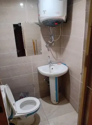 a small bathroom with a toilet and a sink at غبار الطلح هاوس in Ma‘ān