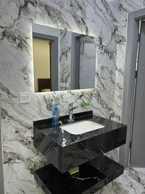 a bathroom with a sink and a mirror at الكرك الثنية in Kerak