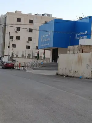 an empty street in front of a building at غرفه مفروشه ومكيفه بجانب الكارفور اربد in Irbid