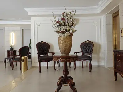 a vase of flowers on a table in a room at ذا سهل ستيز in Amman