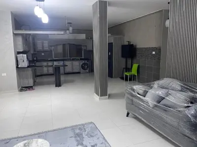 a living room with a bed and a kitchen at jordanien madaba in Madaba