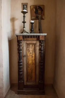 an old wooden cabinet in the corner of a room at Beit Al Fannan in Ţabaqat Faḩl