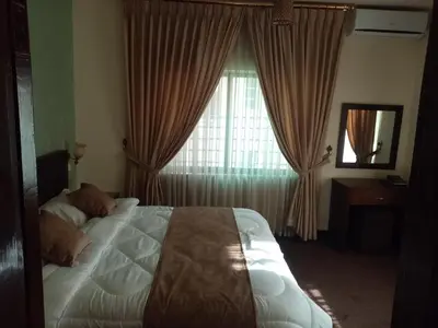 a bedroom with a large bed and a window at الفارس الوسيم للشقق الفندقيه in Amman