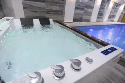 a jacuzzi bathtub with at Turquoise Hotel in Aqaba