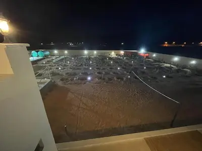 a parking lot at night with a bunch of cars at مزرعة وفيلا الريان وادي رم in Ruʼaysat al Khālidī